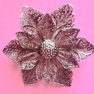Rosas de Portugal Flower Brooch